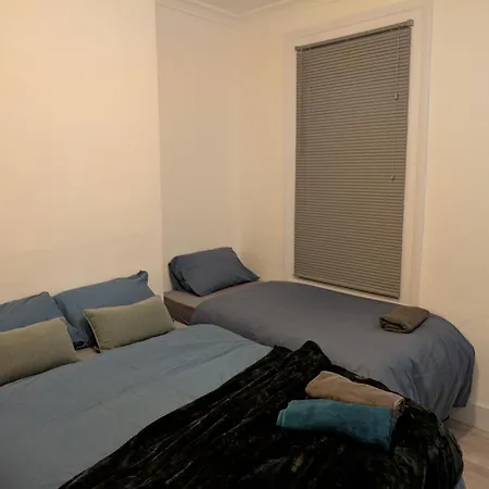 3 Bedroom London With Garden Near Tube Station